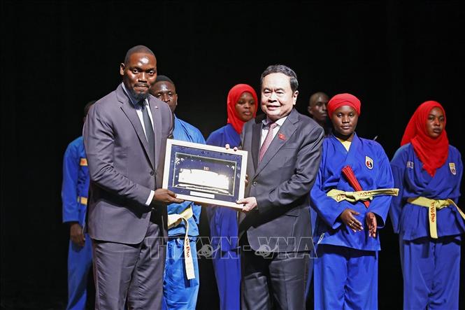 Chủ tịch Quốc hội Trần Thanh Mẫn tặng quà lưu niệm cho Liên đoàn Vovinam Senegal. Ảnh: Doãn Tấn - TTXVN