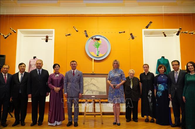 Phu nhân Ngô Phương Ly tặng món quà có ý nghĩa cho Học viện. Ảnh: Tâm Hằng, phóng viên TTXVN tại LB Nga