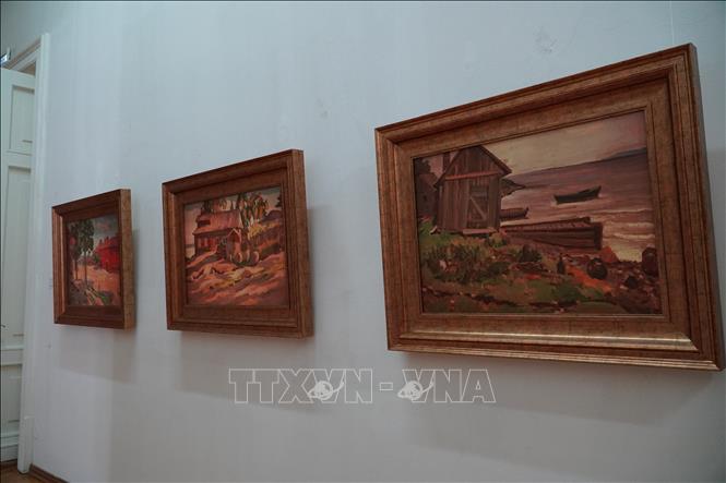 Các tác phẩm của hoạ sĩ Ngô Mạnh Lân tại Triển lãm. Ảnh: Tâm Hằng, phóng viên TTXVN tại LB Nga