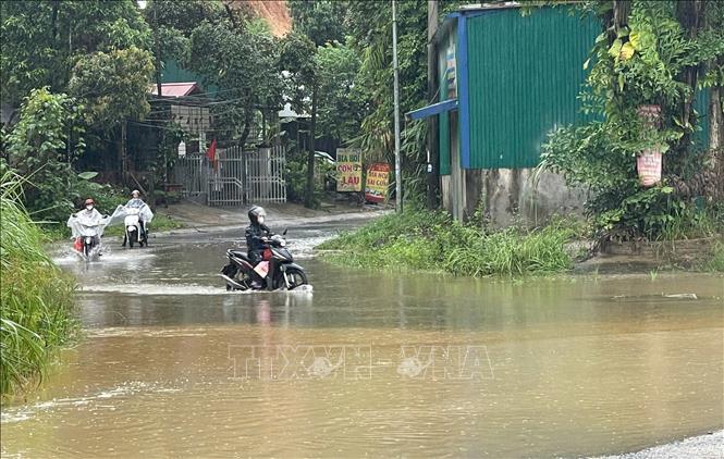 Khu vực gần khu công nghiệp Đầm Hồng, phường Yên Bái bị ngập do mưa to kéo dài trong đêm. Ảnh: Đinh Thùy - TTXVN