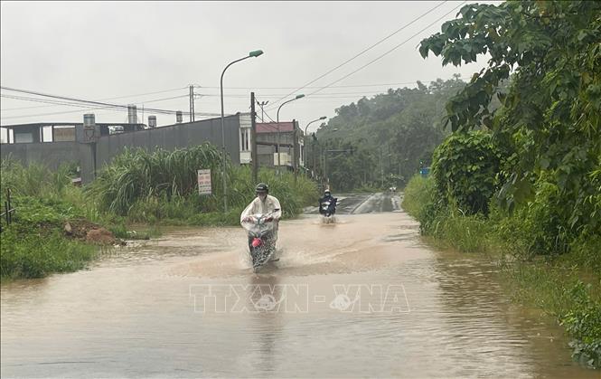 Tuyến đường Lê Lợi do mưa lớn cũng gây ngập, ảnh hưởng đến việc đi lại của nhân dân. Ảnh: Đinh Thùy - TTXVN