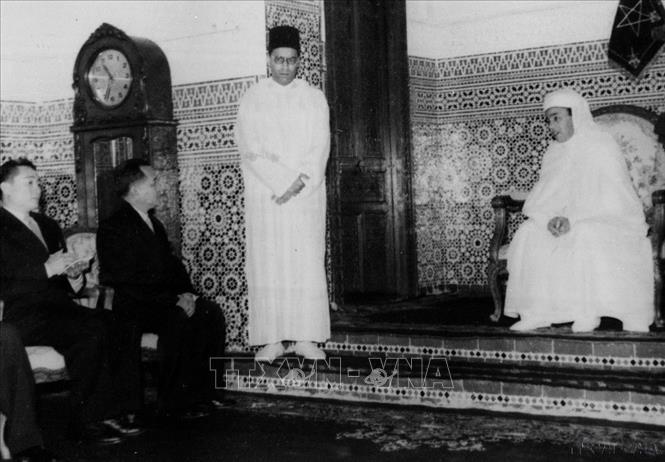 Vua Maroc Hassan II tiếp đoàn chính phủ nước Việt Nam Dân chủ Cộng hòa do Bộ trưởng Ngoại giao Ung Văn Khiêm làm trưởng đoàn trong chuyến thăm Vương quốc Maroc (Rabat, 24/3/1961). Ảnh: TTXVN