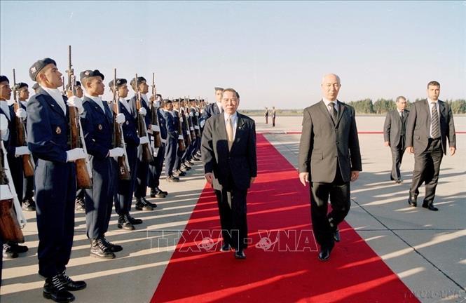  Thủ tướng Maroc Driss Jettou và Thủ tướng Phan Văn Khai duyệt đội danh dự trong chuyến thăm chính thức Maroc từ ngày 17-2011/2004. Ảnh: Thế Thuần – TTXVN