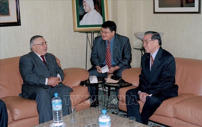 Thủ tướng Phan Văn Khải gặp Chủ tịch Hạ viện Maroc Abdelwahed Radi trong chuyến thăm chính thức Maroc (19/11/2004). Ảnh: Thế Thuần – TTXVN