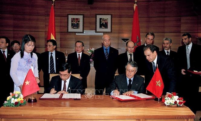 Thủ tướng Maroc Driss Jettou và Thủ tướng Phan Văn Khải chứng kiến Thứ trưởng Bộ Ngoại giao Nguyễn Phú Bình và Bộ trưởng Bộ Ngoại giao Maroc Mohamed Benaissa ký Hiệp định chung về hợp tác kinh tế, văn hóa, khoa học và kỹ thuật giữa 2 nước. Ảnh: Thế Thuần – TTXVN