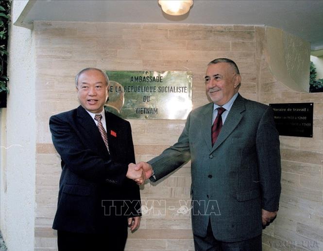  Chủ tịch Hạ viện Maroc Abdelwahed Radi và Chủ tịch Quốc hội Nguyễn Văn An dự lễ gắn biển khai trương Đại sứ quán Việt Nam tại Maroc (Rabat, 23/12/2005). Ảnh: Trí Dũng – TTXVN