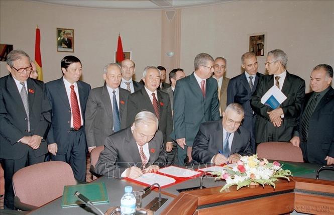 Chủ tịch Hạ viện Maroc Abdelwahed Radi và Chủ tịch Quốc hội Nguyễn Văn An kí kết thỏa thuận hợp tác (Rabat, 22/12/2005). Ảnh: Trí Dũng – TTXVN