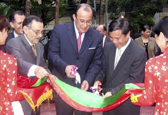 Đại sứ Maroc tại Việt nam và Thứ trưởng Ngoại giao Việt Nam Vũ Dũng cắt băng khai trương trụ sở mới của Đại sứ quán Maroc tại Việt Nam (7/8/2006). Ảnh: Tùng Lâm-TTXVN