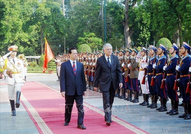 Thủ tướng Nguyễn Tấn Dũng và Thủ tướng Vương quốc Maroc Abbas El Fassi duyệt đội danh dự tại lễ đón chính thức (Hà Nội, 24/11/2008). Ảnh: Đức Tám – TTXVN