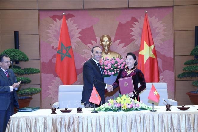  Chủ tịch Quốc hội Nguyễn Thị Kim Ngân và Chủ tịch Hạ viện Maroc Habib El Malki ký biên bản hợp tác giữa Quốc hội 2 nước (18/12/2017). Ảnh: Trọng Đức – TTXVN