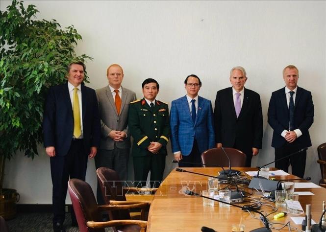 Đại sứ Việt Nam Nguyễn Việt Cường và Chủ tịch Ủy ban Đối ngoại Thượng viện Chile Iván Moreira Barros tại buổi làm việc. Ảnh: TTXVN phát