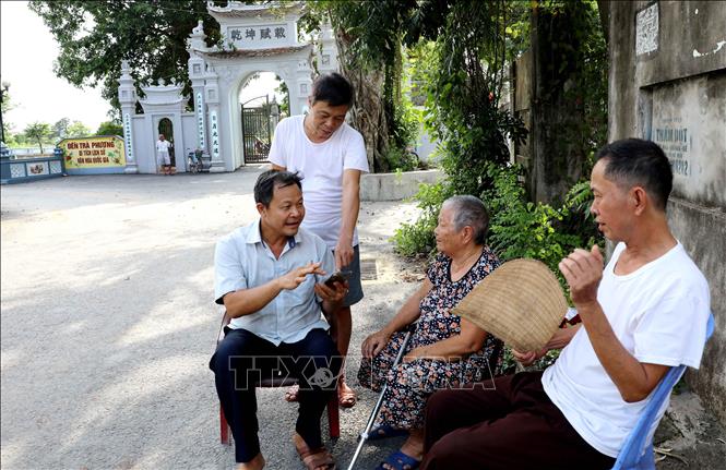 Để tăng cường kết nối và tương tác với người dân, các chi bộ, tổ dân phố đã thành lập các nhóm Zalo “Dân vận khéo 1+10”. Qua đó, trao đổi thông tin, tuyên truyền chính sách và ghi nhận những ý kiến đóng góp của người dân. Ảnh: Thế Duyệt – TTXVN