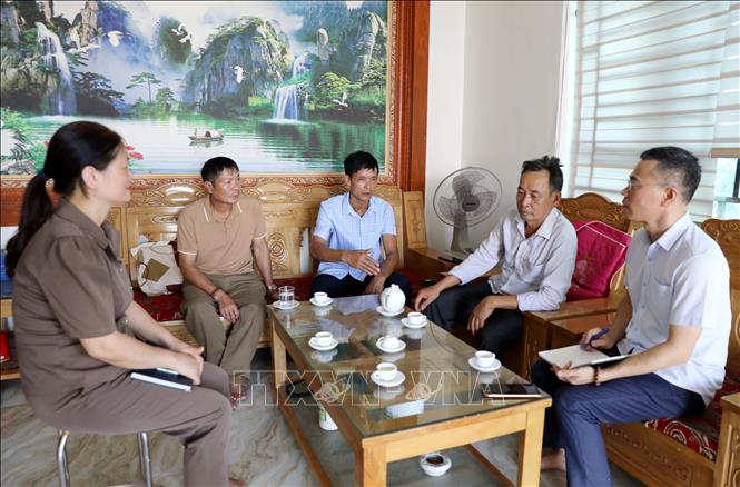Người dân đồng thuận trong việc giải phóng mặt bằng để đẩy nhanh tiến độ dự án đường Tân Phúc – Võng Phan. Ảnh: Thế Duyệt – TTXVN 