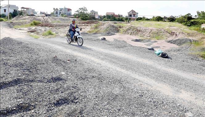 Sau khi các hộ dân đồng thuận di dời 500 ngôi mộ tại nghĩa trang Đống Vàng, thôn Duyên Linh, xã Đình Cao (cũ) nay là xã Tiên Tiến, dự án đường Tân Phúc – Võng Phan đang được các đơn vị khẩn trương thực hiện. Ảnh: Thế Duyệt – TTXVN