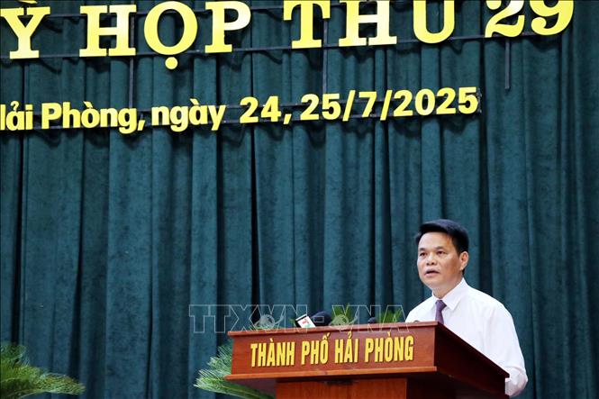 Chủ tịch UBND thành phố Hải Phòng Lê Ngọc Châu báo cáo tại kỳ họp. Ảnh: Mạnh Tú - TTXVN