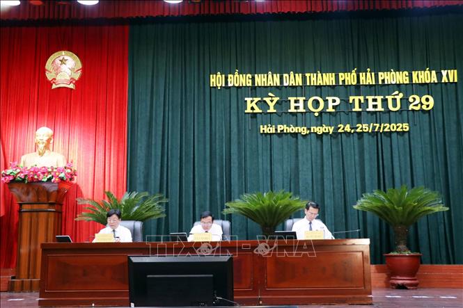 Các đồng chí Thường trực HĐND thành phố Hải Phòng điều hành kỳ họp. Ảnh: Mạnh Tú - TTXVN