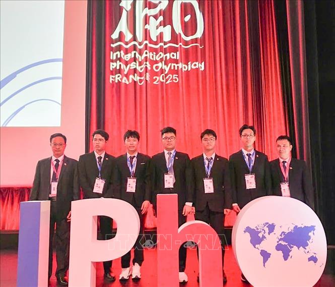 Kết quả của đội tuyển Việt Nam tại kì thi năm nay tiếp tục khẳng định chất lượng giáo dục phổ thông cũng như hướng đi đúng đắn trong công tác phát hiện, tuyển chọn và bồi dưỡng học sinh năng khiếu, học sinh giỏi. Ảnh: TTXVN phát