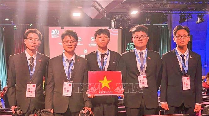 Với 01 Huy chương Vàng và 04 Huy chương Bạc, đoàn Việt Nam nằm trong TOP 10 quốc gia có kết quả cao nhất tại IPhO 2025. Ảnh: TTXVN phát