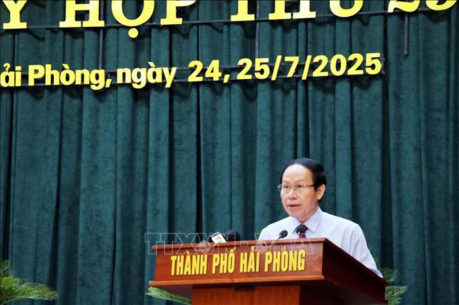 Ủy viên Trung ương Đảng, Bí thư Thành ủy Hải Phòng Lê Tiến Châu phát biểu tại kỳ họp. Ảnh: Mạnh Tú - TTXVN