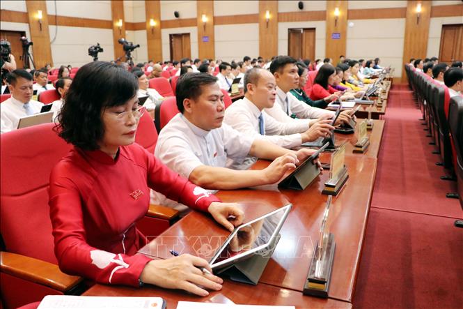 Các đại biểu HĐND thành phố biểu quyết thông qua chương trình kỳ họp. Ảnh: Mạnh Tú - TTXVN