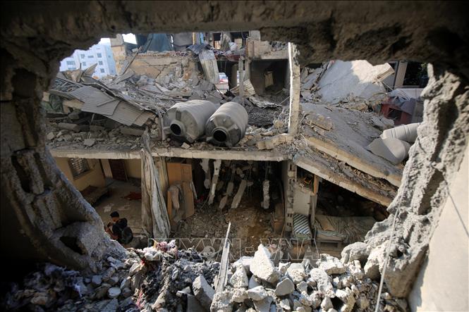 Các tòa nhà bị phá hủy sau cuộc không kích của Israel tại khu vực Tel al-Hawa, Gaza, ngày 23/7/2025. Ảnh: THX/TTXVN