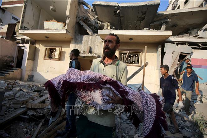 Chuyển nạn nhân thiệt mạng sau cuộc không kích của Israel tại khu vực Tel al-Hawa, Gaza, ngày 23/7/2025. Ảnh: THX/TTXVN