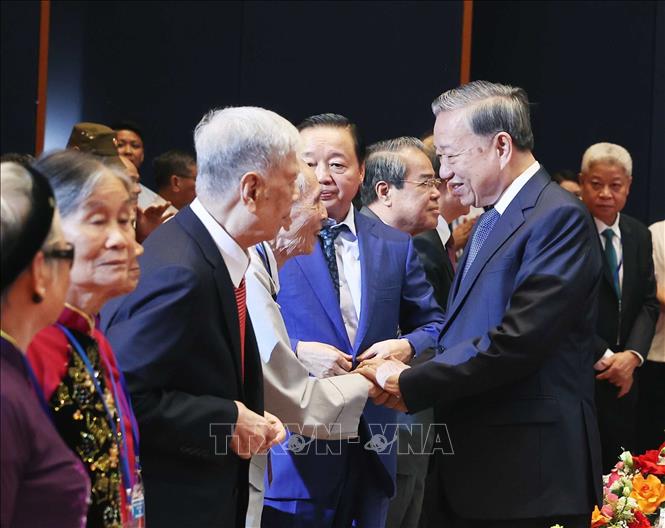 Tổng Bí thư Tô Lâm với người có công, nhân chứng lịch sử tiêu biểu. Ảnh: Thống Nhất – TTXVN