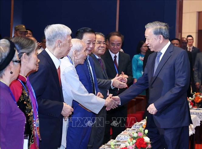 Tổng Bí thư Tô Lâm với người có công, nhân chứng lịch sử tiêu biểu. Ảnh: Thống Nhất – TTXVN