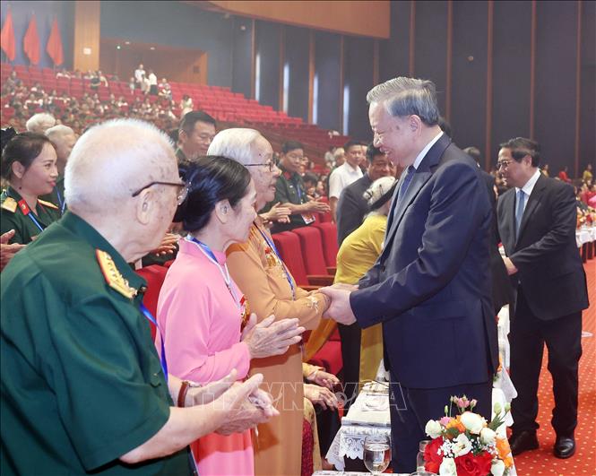 Tổng Bí thư Tô Lâm với người có công, nhân chứng lịch sử tiêu biểu. Ảnh: Thống Nhất – TTXVN
