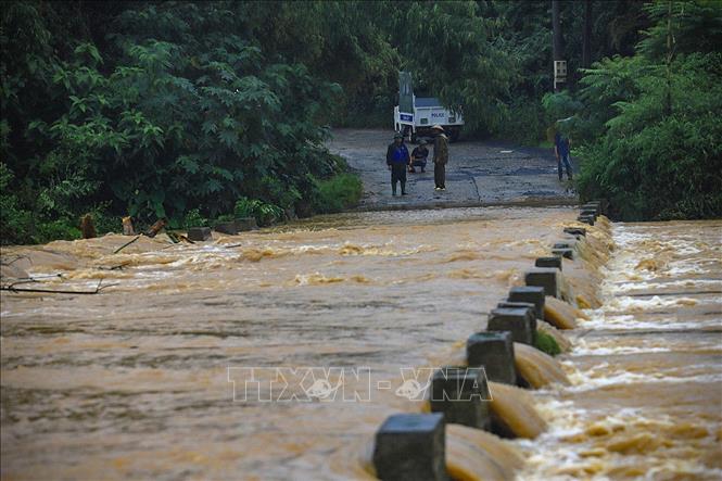 Nước lũ tràn ngầm thuộc một nhánh suối chảy ra sông Bùi trên địa phận xã Lương Sơn. Ảnh: Trọng Đạt - TTXVN