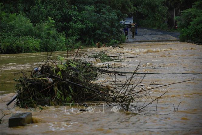 Nước lũ tràn ngầm trên một nhánh suối chảy ra sông Bùi trên địa phận xã Tân Vinh. Ảnh: Trọng Đạt - TTXVN