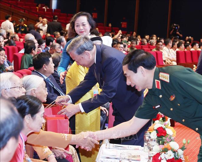 Tổng Bí thư Tô Lâm tặng quà cho người có công, nhân chứng lịch sử tiêu biểu. Ảnh: Thống Nhất – TTXVN