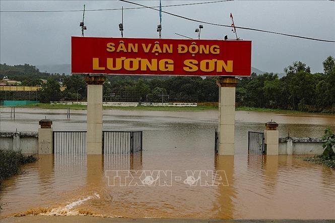 Sân vận động xã Lương Sơn ngập trong nước. Ảnh: Trọng Đạt - TTXVN