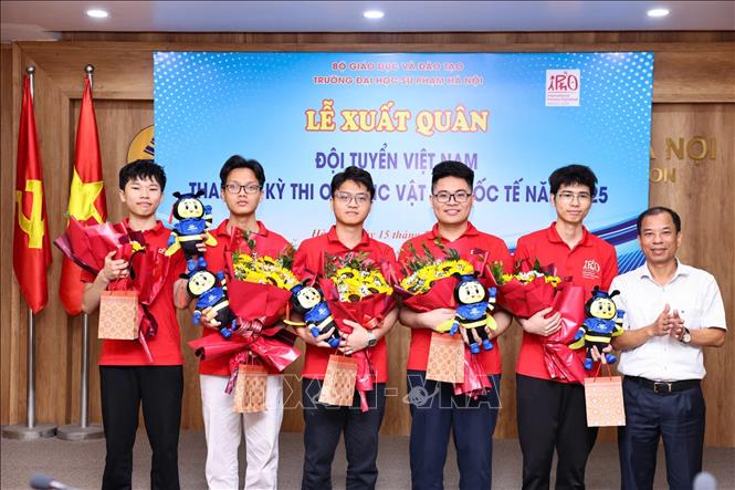 Lãnh đạo trường Đại học Sư phạm Hà Nội tặng hoa chúc mừng, động viên học sinh trong lễ xuất quân tham dự Olympic Vật lí Quốc tế (IPhO) năm 2025. Ảnh: Thanh Tùng - TTXVN 
