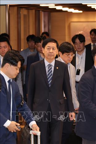 Bộ trưởng Tài chính Hàn Quốc Koo Yun Cheol (giữa) rời sân bay Incheon, phía Tây Seoul, sau khi hủy chuyến đi sang Mỹ, ngày 24/7/2025. Ảnh: Yonhap/TTXVN