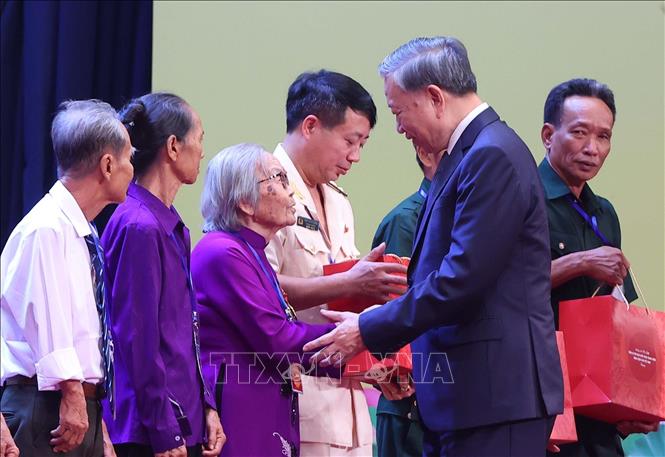 Tổng Bí thư Tô Lâm tặng quà cho người có công, nhân chứng lịch sử tiêu biểu. Ảnh: Văn Điệp – TTXVN