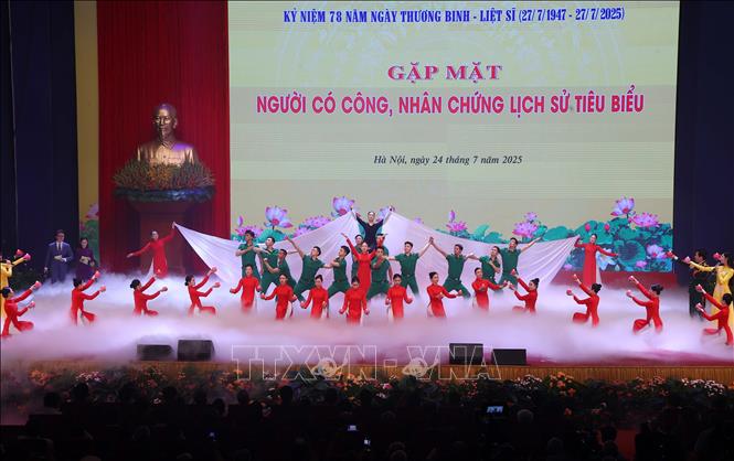 Chương trình nghệ thuật tri ân những người có công, nhân chứng lịch sử tiêu biểu. Ảnh: Văn Điệp – TTXVN
