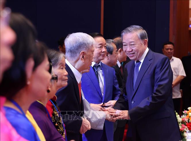 Tổng Bí thư Tô Lâm với người có công, nhân chứng lịch sử tiêu biểu. Ảnh: Văn Điệp – TTXVN