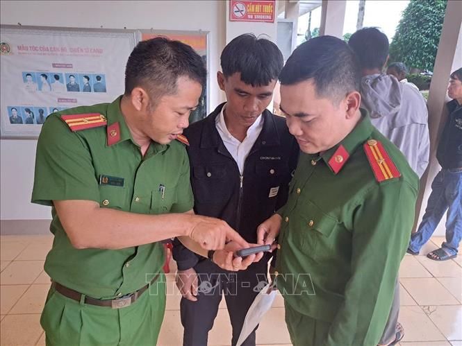 Cán bộ Công an tỉnh Gia Lai về cơ sở hướng dẫn người dân thực hiện thủ tục hành chính trên điện thoại thông minh. Ảnh: Hoài Nam – TTXVN