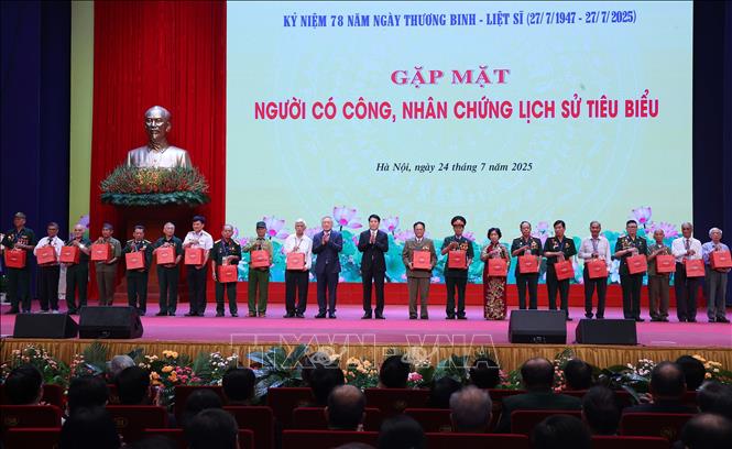 Chủ tịch nước Lương Cường và Phó Thủ tướng Thường trực Nguyễn Hòa Bình tặng quà cho người có công, nhân chứng lịch sử tiêu biểu. Ảnh: Văn Điệp – TTXVN