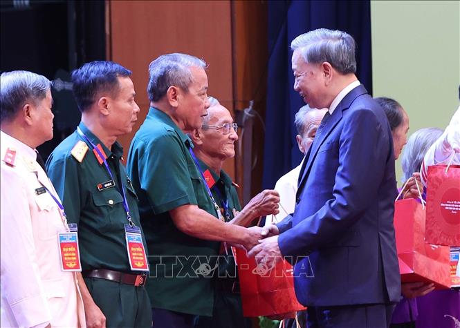 Tổng Bí thư Tô Lâm tặng quà cho người có công, nhân chứng lịch sử tiêu biểu. Ảnh: Văn Điệp – TTXVN