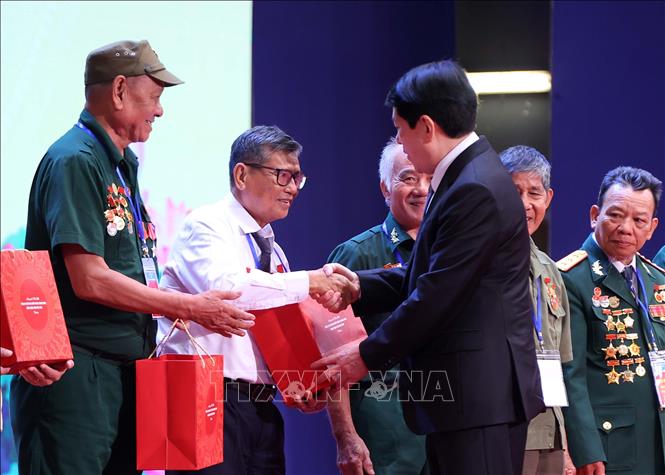 Chủ tịch nước Lương Cường tặng quà cho người có công, nhân chứng lịch sử tiêu biểu. Ảnh: Văn Điệp – TTXVN