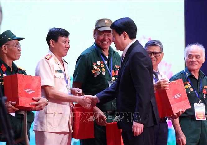 Chủ tịch nước Lương Cường tặng quà cho người có công, nhân chứng lịch sử tiêu biểu. Ảnh: Văn Điệp – TTXVN