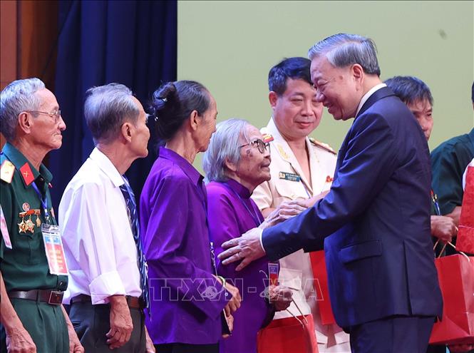 Tổng Bí thư Tô Lâm tặng quà cho người có công, nhân chứng lịch sử tiêu biểu. Ảnh: Văn Điệp – TTXVN