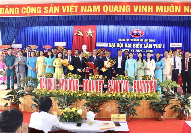 Ban Chấp hành Đảng bộ phường Hội An Đông nhiệm kỳ 2025-2030 ra mắt Đại hội. Ảnh: Đoàn Hữu Trung -TTXVN