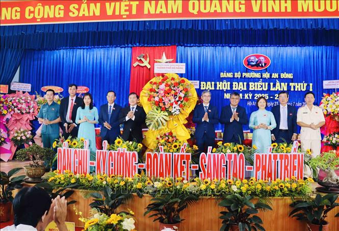 Ban Thường vụ Đảng bộ phường Hội An Đông nhiệm kỳ 2025-2030 gồm 10 đồng chí. Ảnh: Đoàn Hữu Trung -TTXVN