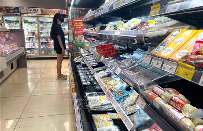 Hàng hóa đầy ắp kệ chờ người mua tại siêu thị trên đường Nguyễn Lương Bằng, TP. Hồ Chí Minh. Ảnh: Hương Giang - TTXVN