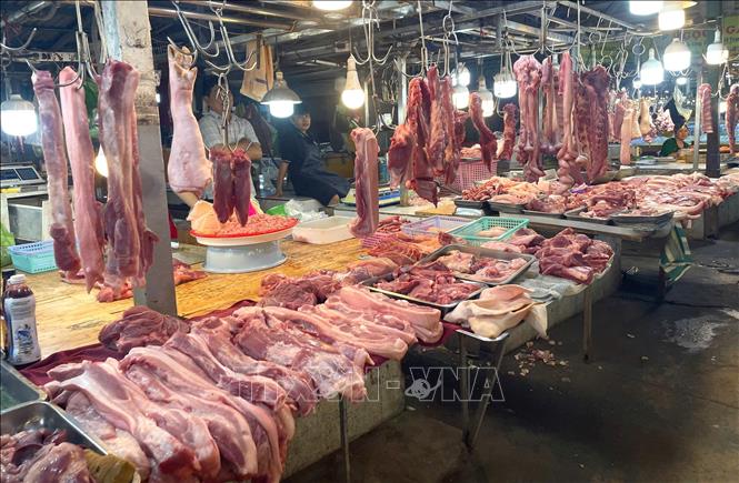 Thịt lợn được bày bán tại chợ truyền thống trên địa bàn phường Tân Mỹ, TP. Hồ Chí Minh. Ảnh: Hương Giang - TTXVN