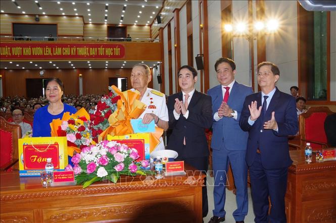 “Mẹ Việt Nam Anh hùng” Lê Thị Minh Thủy (ngoài cùng bên trái) nhận hoa và quà tri ân từ lãnh đạo tỉnh Khánh Hòa. Ảnh: Phan Sáu - TTXVN