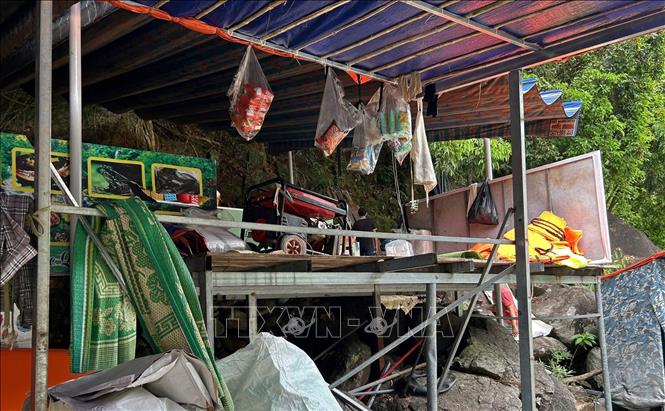 Các bãi tắm tại khu du lịch sinh thái Suối Tiên được dựng lên bằng các thanh sắt, lều bạt tạm ở ven suối, nơi du khách sử dụng dịch vụ nghỉ ngơi và ăn uống. Ảnh: Văn Dũng-TTXVN